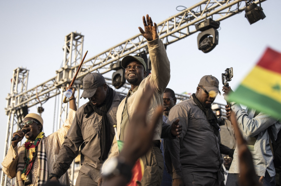 Ousmane Sonko (au centre), candidat à la présidentielle sénégalaise persécuté par le pouvoir. (Photo AFP)