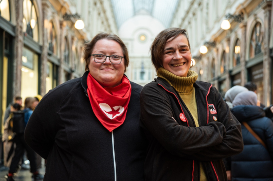 Annik Van den Bosch, déléguée FGTB au Delhaize de Berchem, et son homologue de la CSC Agnès Babinska, active à Uccle. Toutes les deux se présentent sur la liste bruxelloise du PTB au fédéral. (Photo Solidaire, Bruno Bauwens)
