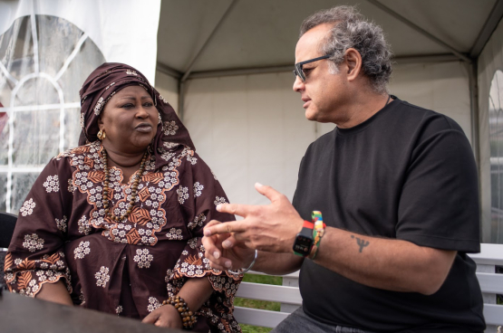 Maïmouna Dieye avec l'écrivain marxiste indien Vijay Prashad à ManiFiesta en septembre dernier. (Photo Solidaire, Karina Brys)