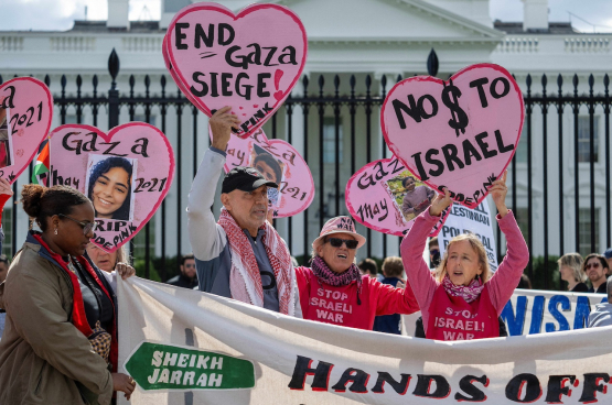 Depuis le début de la guerre, des manifestants se relaient devant la Maison Blanche à Washington pour demander la fin de l’aide américaine à Israël. Comme ici, lors d’une action de l’association anti-guerre Code Pink, Women for Peace. (Photo AFP)