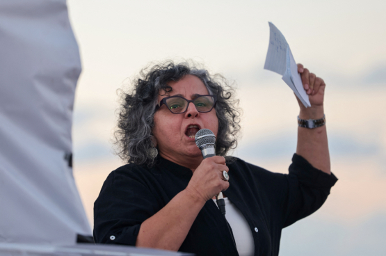 Aida Touma-Suleiman à Tel Aviv lors dʼune manifestation pour un cessez-le-feu à Gaza. (Photo AFP)