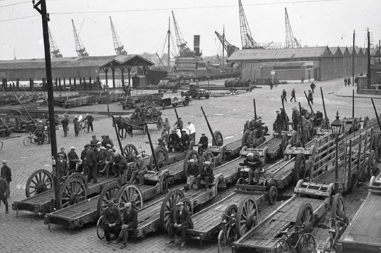 Grève au port d'Anvers en 1936, lors du mouvement national menant à des avancées sociales significatives, telles que le salaire minimum, les congés payés, l’assurance-maladie, et une première étape vers la semaine de 40 heures.
