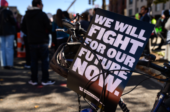 Dans le cadre de la Marche des femmes, des manifestantes se rassemblent devant la Heritage Foundation. Elles sʼopposent au président Trump et les menaces qui pèsent sur la démocratie. (Photo SIPA USA)