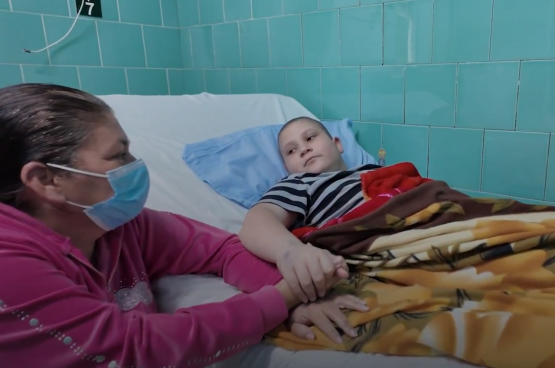 Une mère accompagne son enfant qui se bat contre un cancer malgré l'absence de médicaments et de matériel en suffisance à Cuba. Une réalité pour 400 enfants cubains chaque année... (Image Break Through News)