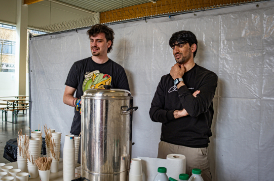 Gil (à gauche) lors dʼune distribution de nourriture à Tour & Taxis. (Photo Solidaire, Hanna De Boe)