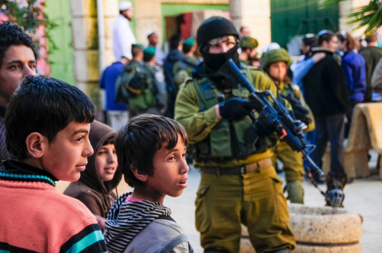 Des jeunes palestiniens entourés par des militaires israéliens à Hébron, en Cisjordanie. (Photo Mohannad Khatib)