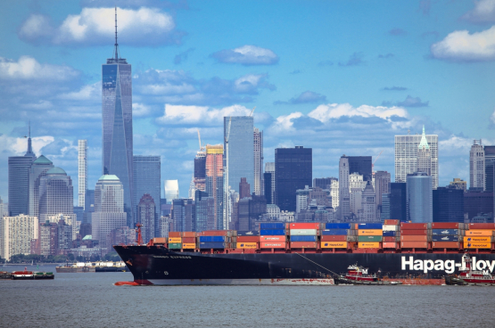 Un porte-container dans le port de New-York. (Photo Mike Dotta)
