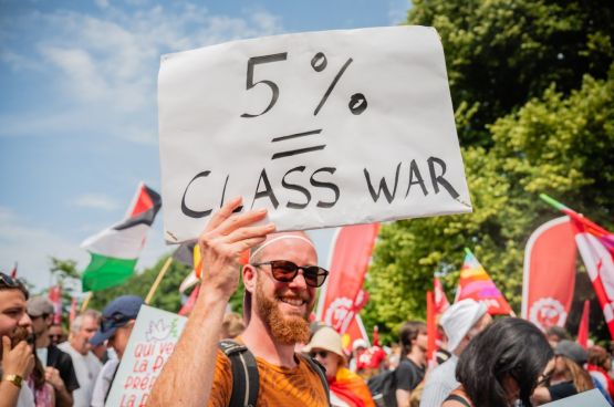5 000 personnes - dont 350 membres du PTB - ont manifesté à La Haye le dimanche 22 juin pour défendre la sécurité sociale et la paix et s'opposer à l'explosion des dépenses pour la guerre. (Photo Solidaire, Sofia Touhami)