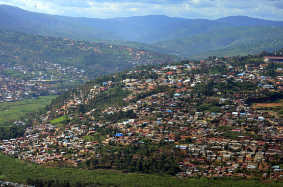 Les collines rwandaises témoignent silencieusement d’une histoire sombre et violente. (Photo Gwendolyn Stansbury)