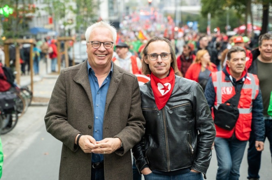 Benjamin Pestieau (à droite) avec Peter Mertens, secrétaire général du PTB. (Photo Solidaire, Stefaan Van Parys)
