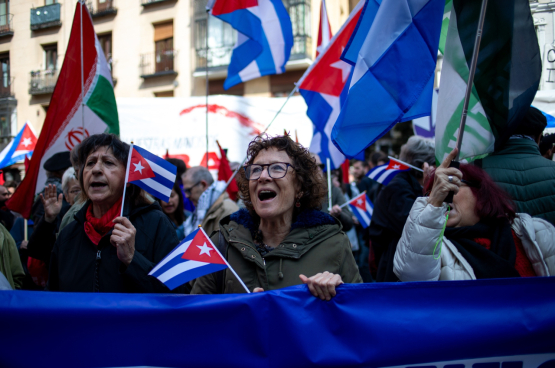 Partout dans le monde, les gens descendent dans la rue pour manifester leur solidarité avec le peuple cubain. Ici à Madrid, le 1er mars. (Photo David Canales)