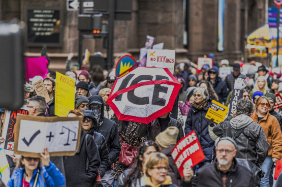 ICE, la machine à déporter de Trump pour faire des descentes dans les quartiers populaires partout aux États-Unis, rencontre une résistance… partout aux États-Unis, comme ici à New-York. (Photo Audrey C Bullock)